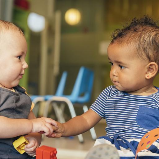 zwei Krippenkinder nehmen Kontakt auf