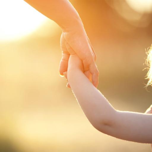 Ein Eingewöhung im Haus der Kinder im Spessart - Kind geht an der Hand