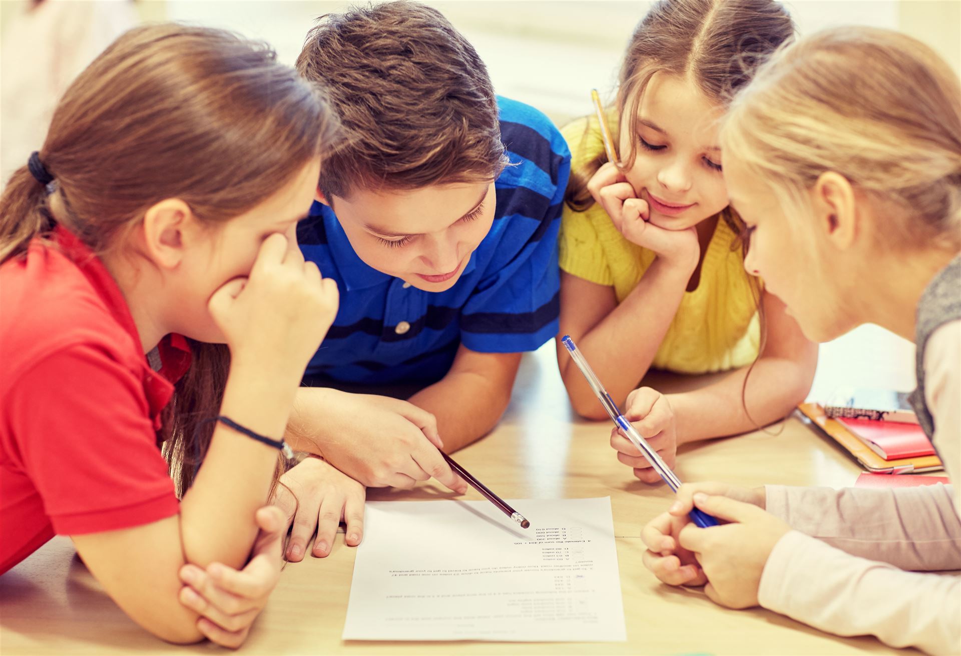 Kinder konzentieren sich gemeinsam auf eine Aufgabe