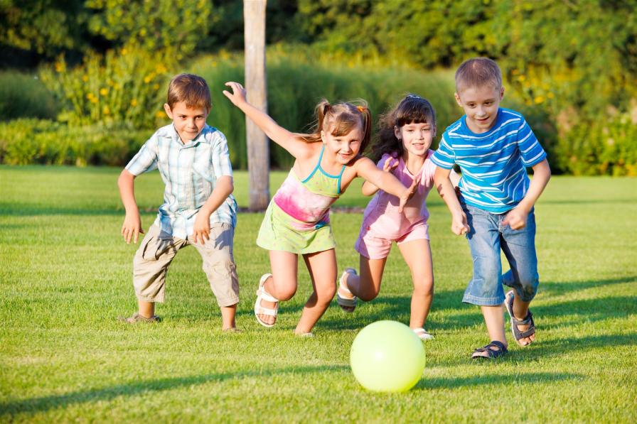 Kinder spielen Ball